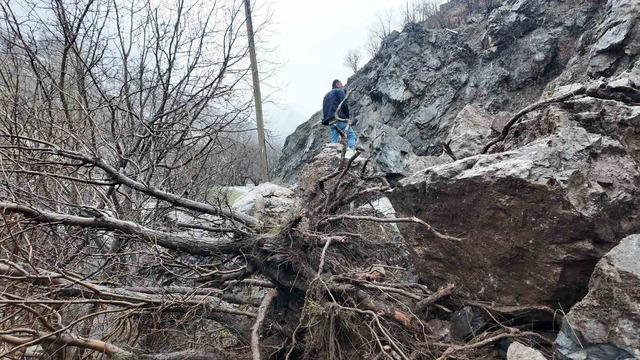 Beyt&uuml;şşebap&rsquo;ta heyelan nedeniyle 11 yerin yolu ulaşıma kapandı 1