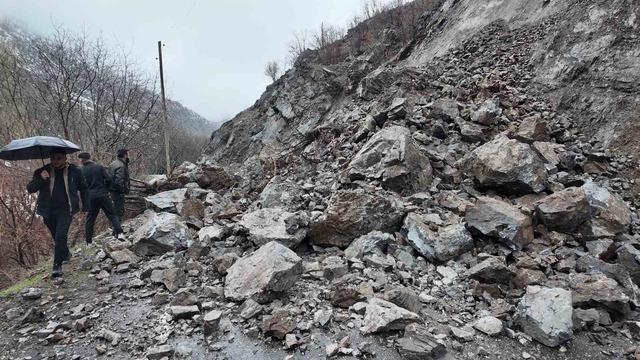 Beyt&uuml;şşebap&rsquo;ta heyelan nedeniyle 11 yerin yolu ulaşıma kapandı 2