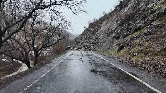 Beytüşşebap’ta heyelan nedeniyle 11 yerin yolu ulaşıma kapandı