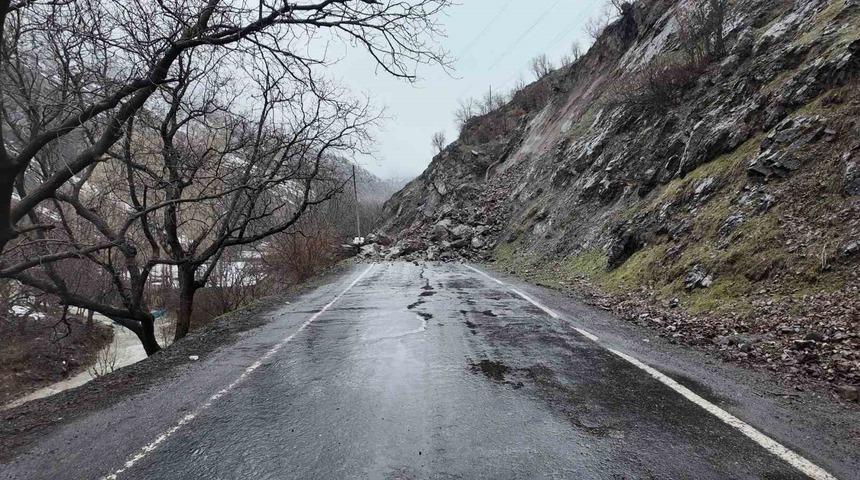 Beyt&uuml;şşebap&rsquo;ta heyelan nedeniyle 11 yerin yolu ulaşıma kapandı