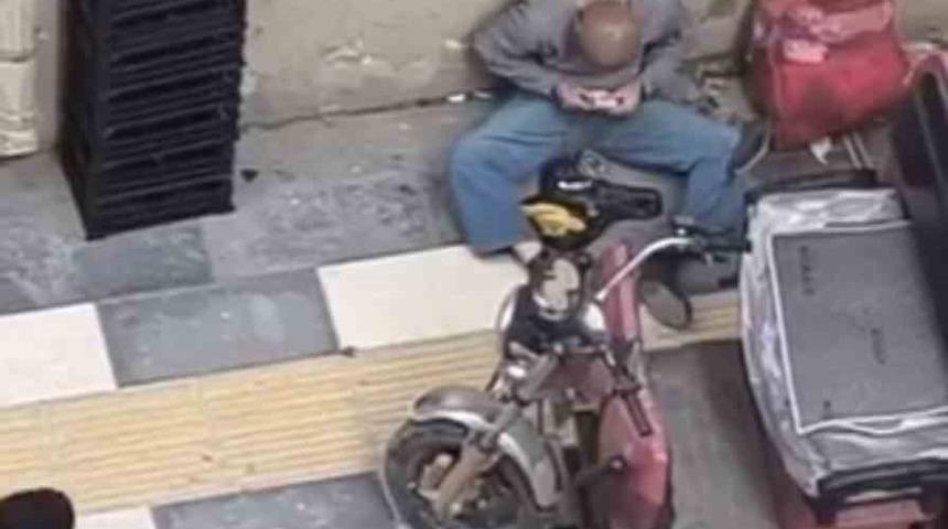 Mardin&rsquo;de dilencinin para saydığı anlar kamerada