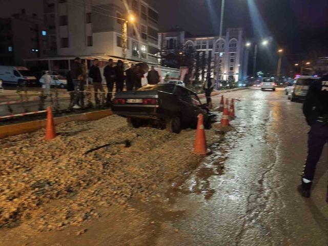 Otomobil alt yapı &ccedil;ukuruna d&uuml;şt&uuml;: 1 yaralı 1