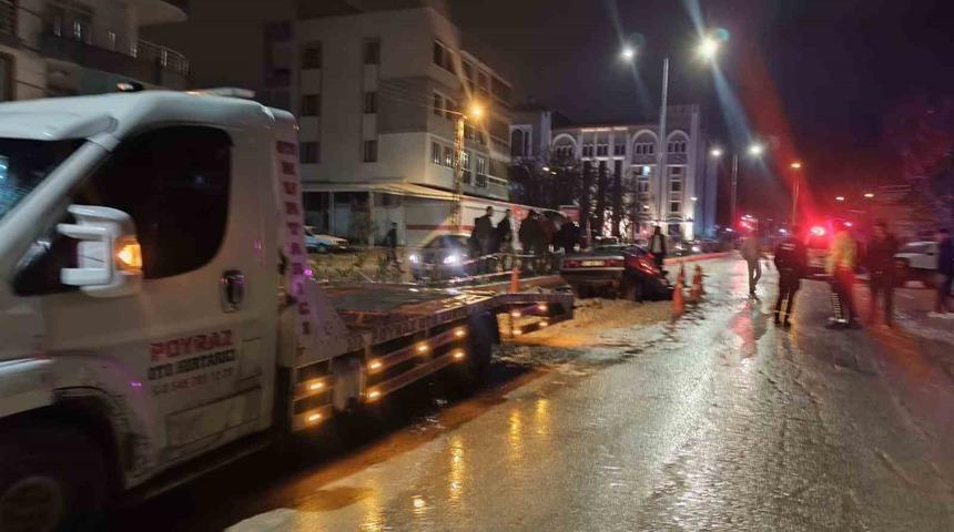 Otomobil alt yapı &ccedil;ukuruna d&uuml;şt&uuml;: 1 yaralı