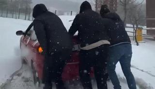 İzmir&rsquo;in y&uuml;ksek kesimlerine bayramda kar yağdı