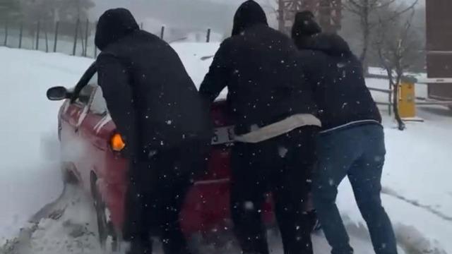 İzmir’in yüksek kesimlerine bayramda kar yağdı