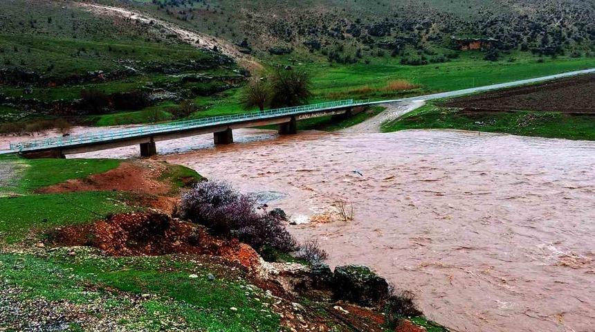Araban&rsquo;da etkili olan sağanak yağış Sıtma Pınar &Ccedil;ayı&rsquo;nın debisini arttırdı