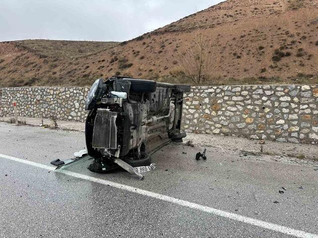 &Ccedil;orum&rsquo;da devrilen otomobildeki 5 kişi yaralandı 1