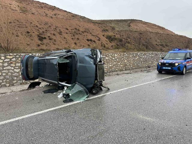 &Ccedil;orum&rsquo;da devrilen otomobildeki 5 kişi yaralandı 2