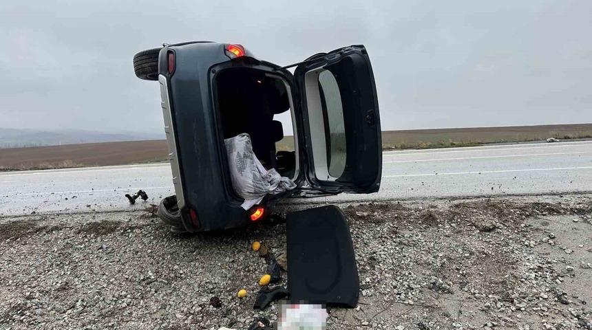&Ccedil;orum&rsquo;da devrilen otomobildeki 5 kişi yaralandı