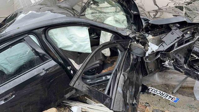 L&uuml;ks otomobil seraya daldı aynı noktada 3 g&uuml;nde ikinci kaza: 4 yaralı 8