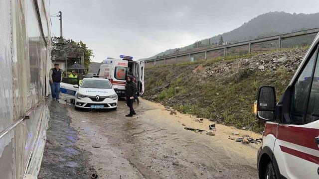 L&uuml;ks otomobil seraya daldı aynı noktada 3 g&uuml;nde ikinci kaza: 4 yaralı 7