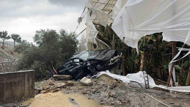 L&uuml;ks otomobil seraya daldı aynı noktada 3 g&uuml;nde ikinci kaza: 4 yaralı 6