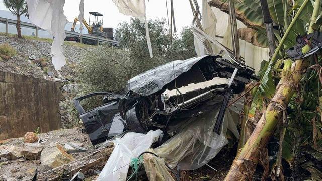 L&uuml;ks otomobil seraya daldı aynı noktada 3 g&uuml;nde ikinci kaza: 4 yaralı 5