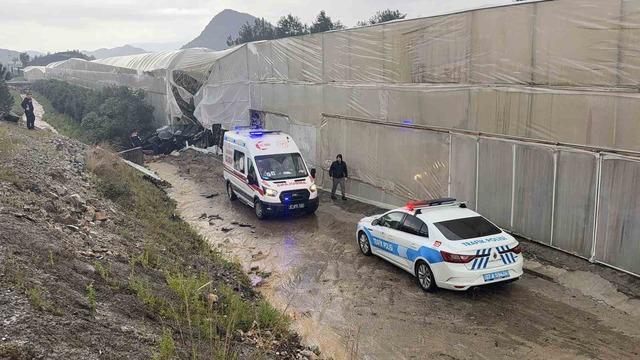 L&uuml;ks otomobil seraya daldı aynı noktada 3 g&uuml;nde ikinci kaza: 4 yaralı 4