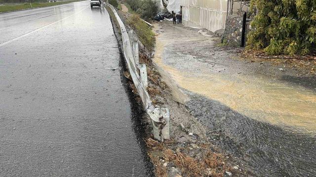 L&uuml;ks otomobil seraya daldı aynı noktada 3 g&uuml;nde ikinci kaza: 4 yaralı 3