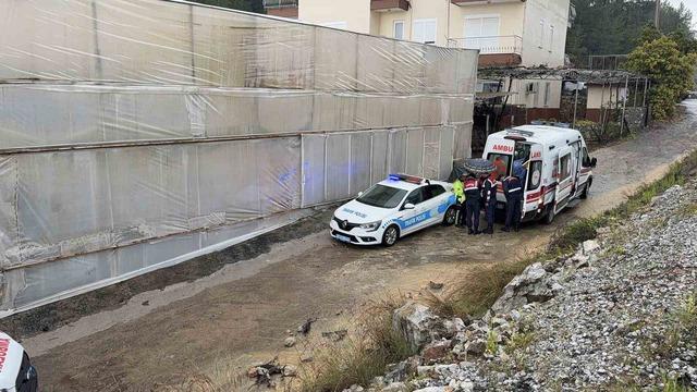 L&uuml;ks otomobil seraya daldı aynı noktada 3 g&uuml;nde ikinci kaza: 4 yaralı 2