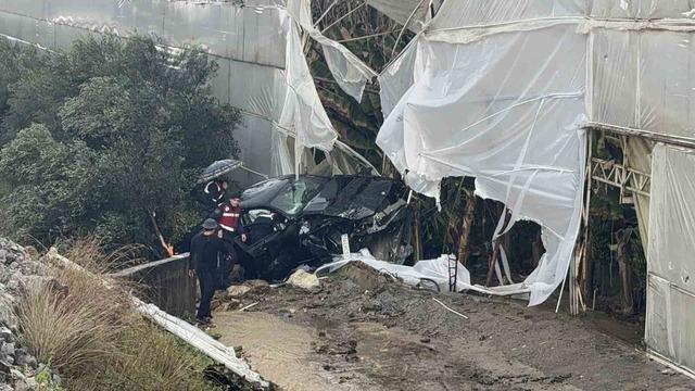 L&uuml;ks otomobil seraya daldı aynı noktada 3 g&uuml;nde ikinci kaza: 4 yaralı 1