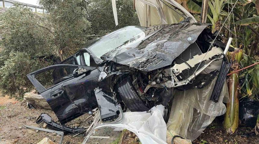 L&uuml;ks otomobil seraya daldı aynı noktada 3 g&uuml;nde ikinci kaza: 4 yaralı