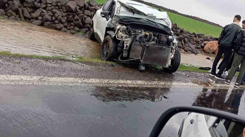 Diyarbakır&rsquo;da otomobil takla attı: 2 yaralı