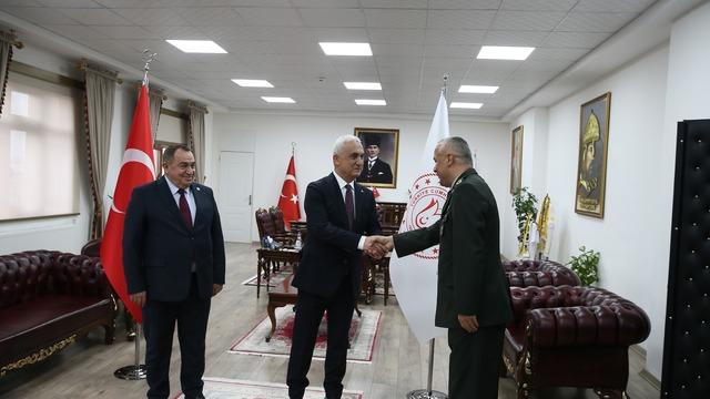 Muş Valisi Çakır, güvenlik güçlerinin bayramını kutladı