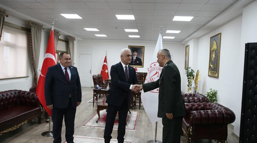 Muş Valisi &Ccedil;akır, g&uuml;venlik g&uuml;&ccedil;lerinin bayramını kutladı