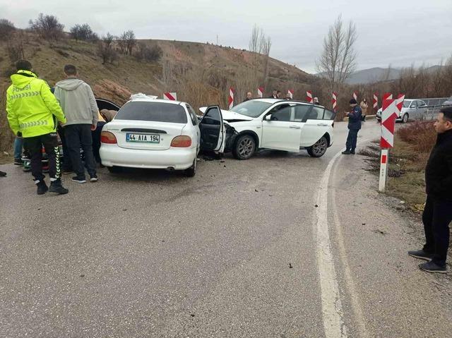 Elazığ’da iki otomobil çarpıştı: 9 yaralı 1