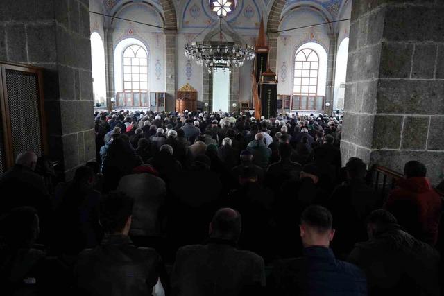 Samsun&rsquo;da "&ccedil;ifte bayram" coşkusu: Vatandaşlar camilere akın etti 1