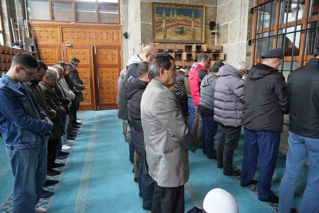 Samsun&rsquo;da "&ccedil;ifte bayram" coşkusu: Vatandaşlar camilere akın etti 2