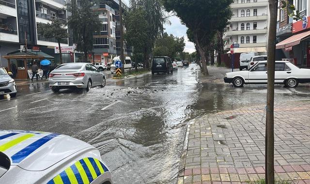 Kanalizasyon borusu patladı, s&uuml;r&uuml;c&uuml;ler zor anlar yaşadı 4