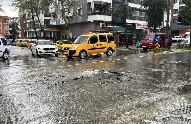 Kanalizasyon borusu patladı, s&uuml;r&uuml;c&uuml;ler zor anlar yaşadı 3