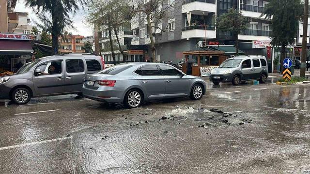 Kanalizasyon borusu patladı, s&uuml;r&uuml;c&uuml;ler zor anlar yaşadı 2