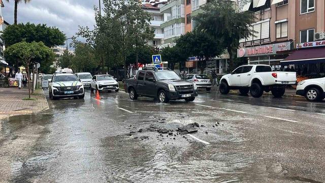 Kanalizasyon borusu patladı, s&uuml;r&uuml;c&uuml;ler zor anlar yaşadı 1