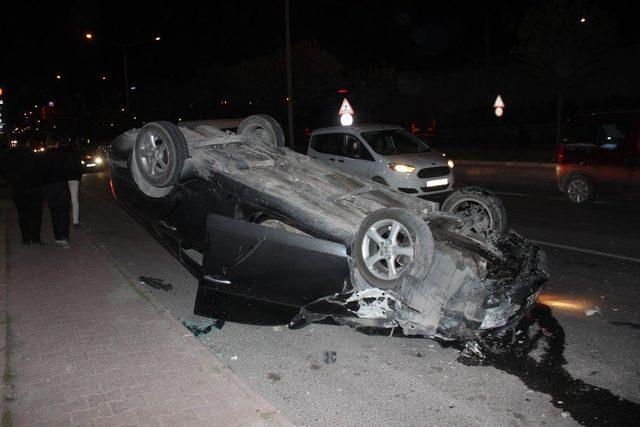 Takla atan otomobilin sürücüsü kaza yerinden kaçtı