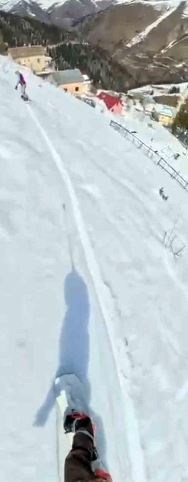 Araklı&rsquo;nın karlı tepelerinde mahalle arasında snowboard keyfi 2