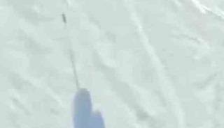 Araklı&rsquo;nın karlı tepelerinde mahalle arasında snowboard keyfi