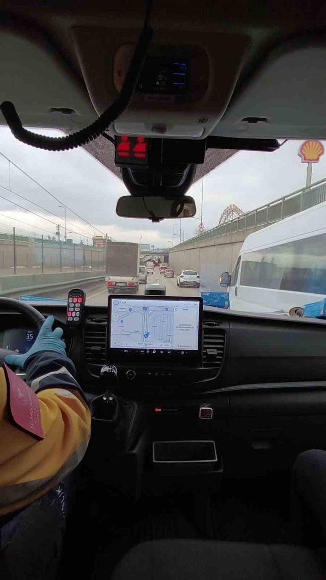 Bursa&rsquo;da hayat koridoru a&ccedil;ıldı S&uuml;r&uuml;c&uuml;lerden alkışlanacak hareket 1