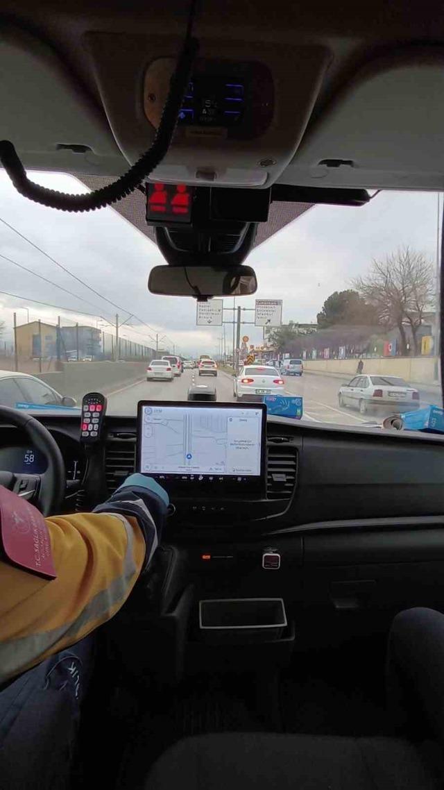 Bursa&rsquo;da hayat koridoru a&ccedil;ıldı S&uuml;r&uuml;c&uuml;lerden alkışlanacak hareket 2