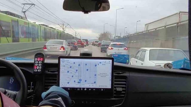 Bursa’da hayat koridoru açıldı Sürücülerden alkışlanacak hareket