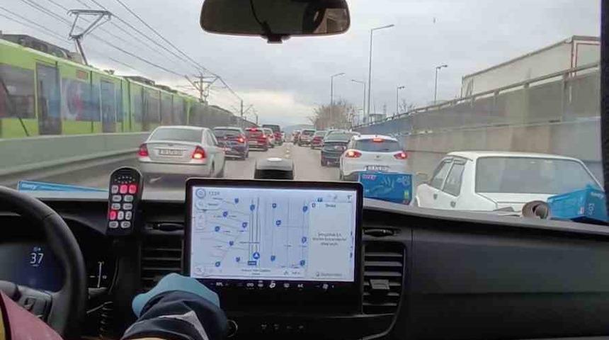 Bursa&rsquo;da hayat koridoru a&ccedil;ıldı S&uuml;r&uuml;c&uuml;lerden alkışlanacak hareket