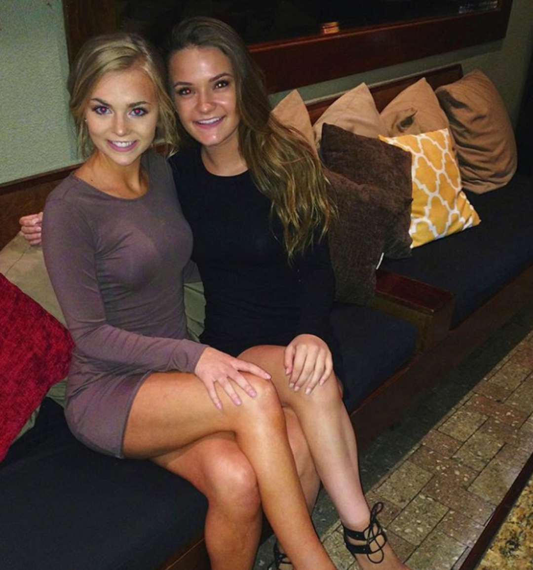 Okulda g&ouml;r&uuml;lmemiş olay!  Liseli kızın g&ouml;ğ&uuml;slerini a&ccedil;ıp, yara bandı yapıştırdılar