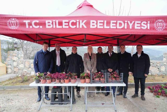 Başkan Subaşı, mezarlık ziyaretinde vatandaşlara &ccedil;i&ccedil;ek dağıttı 1