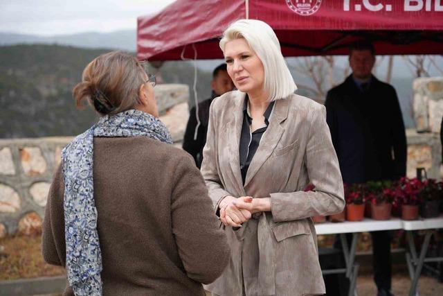 Başkan Subaşı, mezarlık ziyaretinde vatandaşlara &ccedil;i&ccedil;ek dağıttı 2