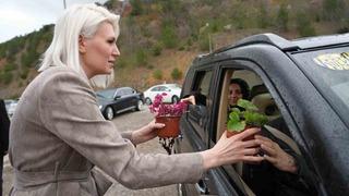 Başkan Subaşı, mezarlık ziyaretinde vatandaşlara çiçek dağıttı