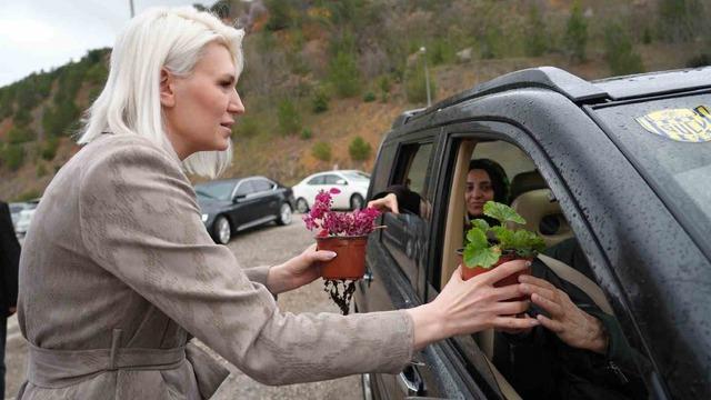 Başkan Subaşı, mezarlık ziyaretinde vatandaşlara çiçek dağıttı