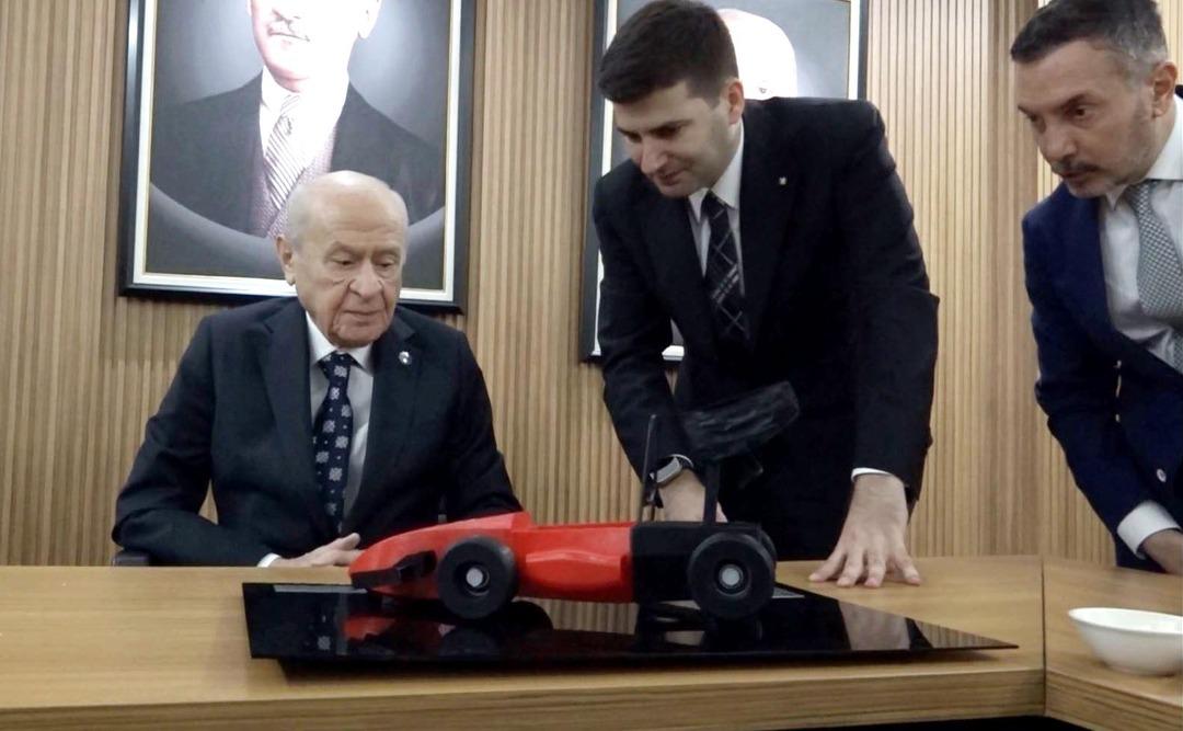 İsim babaları oldu: Yeni yerli yarış arabalarını Bahçeli masasında inceledi 3