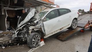 Akıl almaz kaza: Otomobil prefabrik iş yerlerine çarptı