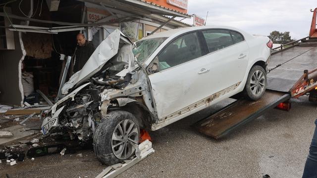 Akıl almaz kaza: Otomobil prefabrik iş yerlerine çarptı