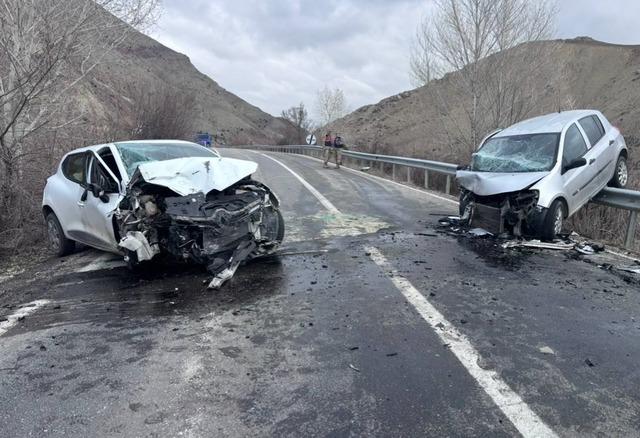 Erzincan-Kemah yolunda iki ara&ccedil; kafa kafaya &ccedil;arpıştı: 4 yaralı 3