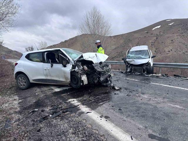 Erzincan-Kemah yolunda iki ara&ccedil; kafa kafaya &ccedil;arpıştı: 4 yaralı 2
