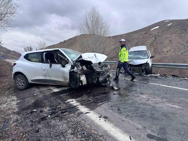 Erzincan-Kemah yolunda iki ara&ccedil; kafa kafaya &ccedil;arpıştı: 4 yaralı 1